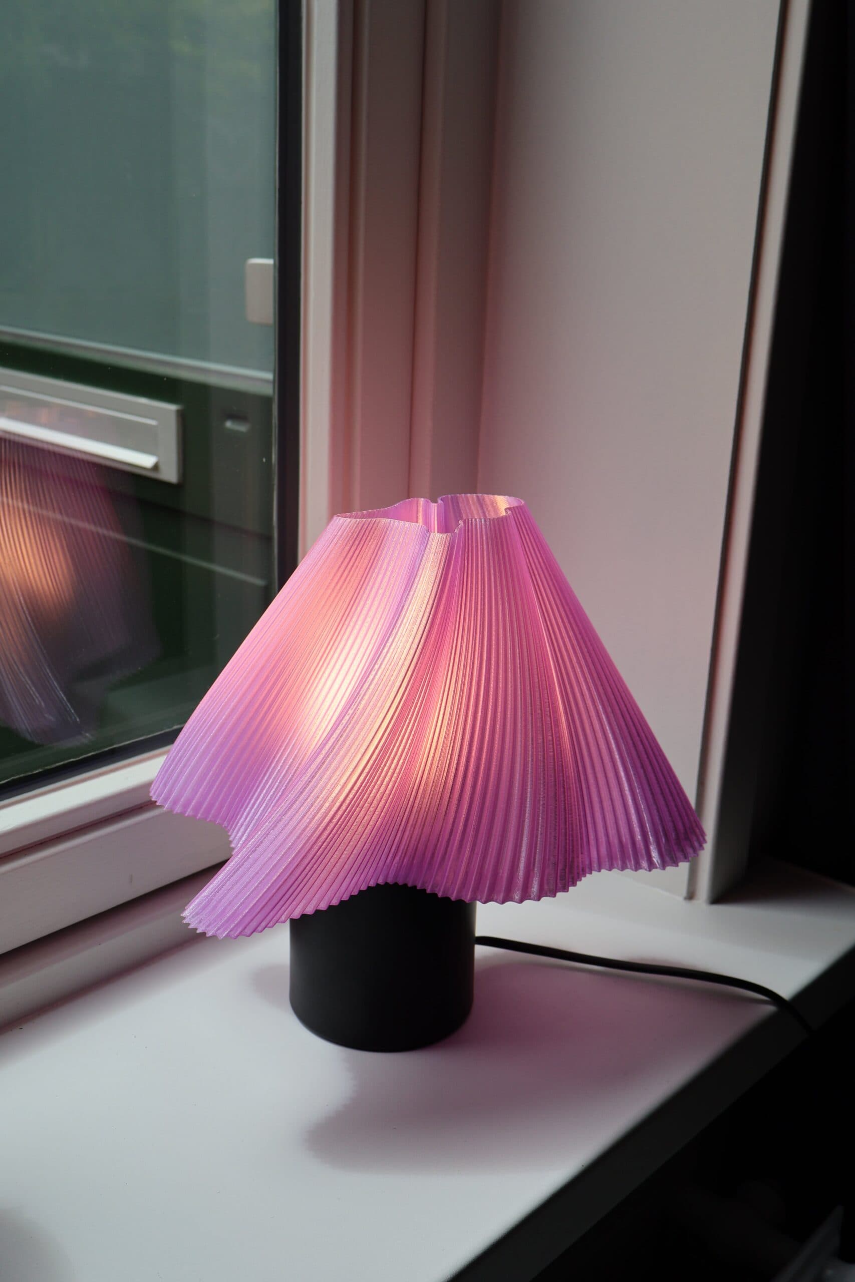 Paarse tafellamp met 3D-geprinte kap met de LED-lamp aan